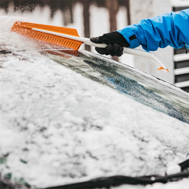 Skrobaczka do szyb ze szczotką SnowXpert Fiskars